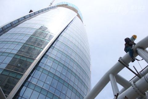 Tòa nhà 34 tầng này được khởi công xây dựng từ tháng 3/2012 và dự kiến đưa vào hoạt động vào tháng 10/2013 tới với tổng dự toán lên đến 1.731 tỷ đồng. Với diện tích 16.205 m2 và tổng diện tích sàn lên tới 64.108 m2, tòa nhà có thể đáp ứng nhu cầu làm việc của tất cả các cơ quan công quyền thành phố Đà Nẵng với số người làm việc lên đến 1.500 người.