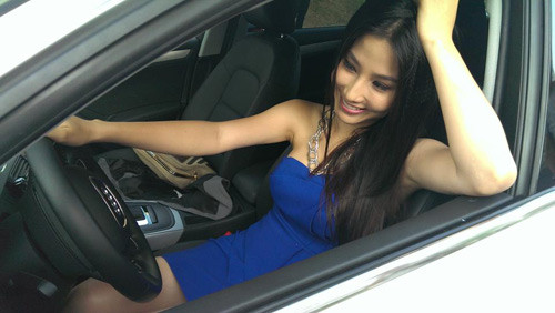 Không hề thua kém các người mẫu, ca sỹ hiện nay, diễn viên Diễm My 9Xcũng tậu cho mình một chiếc Audi A4màu trắng sang trọng với giá khoảng 1,5 tỷ đồng. Chiếc Audi A4 trang bị động cơ 1.8 mới tăng áp turbin TFSI công suất 170 mã lực tại vòng tua máy 3.800-6.200 vòng/phút, mô-men xoắn cực đại 320 Nm ở 1.400-3.700 vòng/phút.