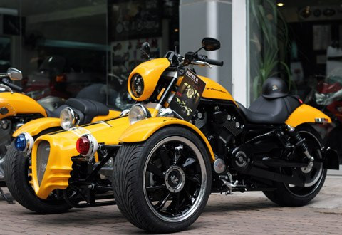 Harley Davidson Night Rod Trike bike được xem là xế độ 3 bánh độc đáo với bộ kit 2 bánh trước được nhập về từ hãng độ xe Q-TEC (Bỉ).