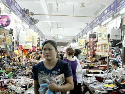 Trong chợ, hàng hóa được phân thành từng khu vực chuyên biệt rõ ràng với những gian hàng đầy ắp các loại hàng hóa từ quần áo, giày dép, túi xách, đồ gia dụng, đồ điện tử điện lanh... cho tới nông sản bán tràn lan trong và ngoài chợ.