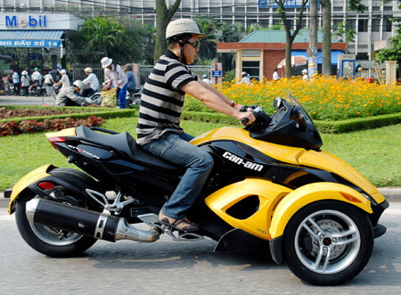 Một chiếc xe độ theo kiểu Can-Am khác mang tên Spyder được kết hợp giữa 2 dòng xe địa hình và trượt tuyết.