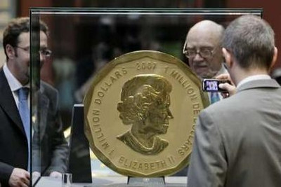 Một đồng xu khác cũng được làm bằng vàng khối nguyên chất có đường kính khoảng 45cm, nặng 100kg, và cũng có trị giá 2 triệu Euros (khoảng 3,2 triệu USD).