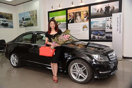 Nữ MC xinh đẹp của The Voice Kids - ca sĩ Thanh Thảo cũng vừa chi gần 2 tỷ đồng để sở hữu chiếc sedan Mercedes-Benz C300 AMG. Siêu xe này được trang bị động cơ V6, dung tích 2.996 cm3, sản sinh công suất tối đa 231 mã lực tại vòng tua 6.000 vòng/phút, mô-men xoắn cực đại 300 Nm tại 2.500 - 5.000 vòng/phút, khả năng tăng tốc 0-100 km/h trong 7,2 giây. Mức tiêu hao nhiên liệu vào khoảng 9,6 - 9,8 lít/100 km.