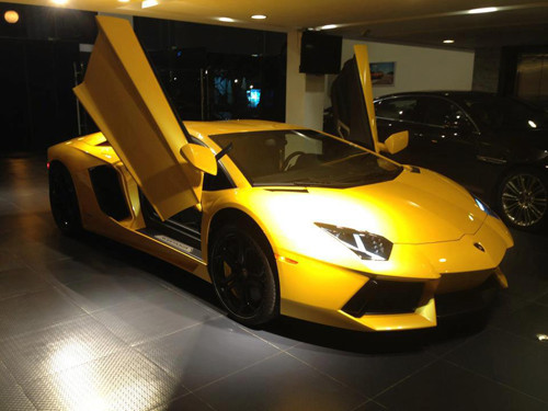 Hồi tháng 6 năm ngoái, trong garage nhà Cường Đô la xuất hiện chiếc Lamborghini Aventador LP700-4 màu vàng. Đây là một trong những siêu xe chạy nước rút nhanh nhất thế giới hiện nay, khi chỉ mất chưa đầy 3 giây để đạt vận tốc 100 km/h. Giá của chiếc xe - 25 tỷ đồng thật không dễ chịu chút nào và chỉ có ít người mới đủ khả năng sở hữu nó.