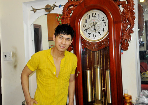 Việc nghệ sĩ được fan tặng quà "khủng" được cho là không hiếm trong giới showbiz Việt. Ca sĩ Châu Gia Kiệt từng được người hâm mộ tặng một chiếc đồng hồ khổng lồ cách đây 2 năm. Hiện nam ca sĩ vẫn giữ chiếc đồng hồ này ở vị trí trang trọng trong ngôi nhà tiền tỷ của anh.