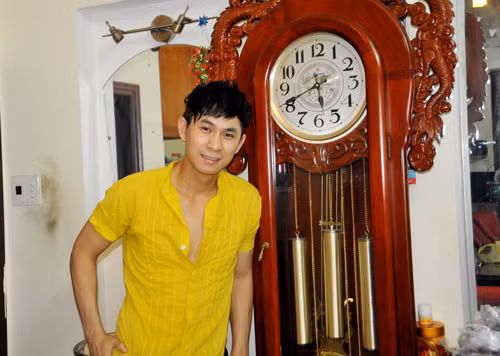 Việc nghệ sĩ được fan tặng quà "khủng" được cho là không hiếm trong giới showbiz Việt. Ca sĩ Châu Gia Kiệt từng được người hâm mộ tặng một chiếc đồng hồ khổng lồ cách đây 2 năm. Hiện nam ca sĩ vẫn giữ chiếc đồng hồ này ở vị trí trang trọng trong ngôi nhà tiền tỷ của anh.