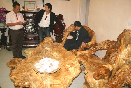 Doanh nhân trẻ Thang Văn Thắng (giữa) (thị xã Từ Sơn, Bắc Ninh) đang sở hữu những bộ đồ chế tác bằng ngọc nghiến nguyên khối khiến những dân chơi khác phải phát ghen. Theo quan niệm của giới sành chơi, sở hữu ngọc nghiến, bên cạnh việc thể hiện đẳng cấp sang trọng, sự giàu sang phú quý, nó còn đem lại nhiều may mắn, tài lộc cực thịnh cho gia chủ.