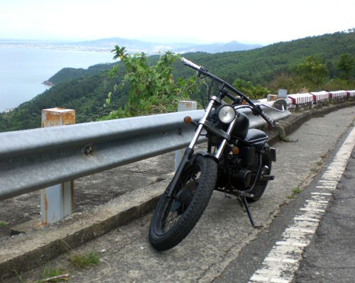 Khung xe được tính toán để có thể vận hành an toàn, mang lại cảm giác chắc chắn và phù hợp với lốc máy. Kích thước tổng thể của xe cao 1.240 mm, dài 1.680 mm. Tay lái nhô cao, trong khi yên xe được bố trí thấp. Cụm đèn pha được thiết kế dạng tròn cổ điển. Động cơ của xe sử dụng lại từ một chiếc Honda 67 cũ. Tuy nhiên, chủ nhân của xe đã sửa đổi lại, với bộ số tròn 5 số và vẫn sử dụng côn tay.