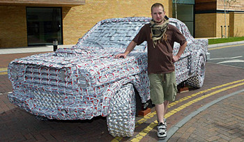 Chàng sinh viên nghệ thuật Jack Kirby của Đại học Hertfordshire ở Anh đã dùng hàng nghìn lon bia rỗng để ráp mô hình một chiếc Ford Mustang to như xe thật.