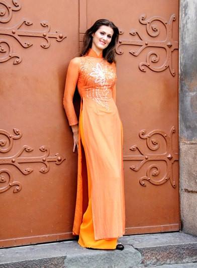 Nữ phi công cho biết, cô rất thích áo dài Việt vì khi mặc rất kín đáo, tôn được nét đẹp ngoại hình của người phụ nữ, nhưng tiếc là cô ít có cơ hội mặc chúng.