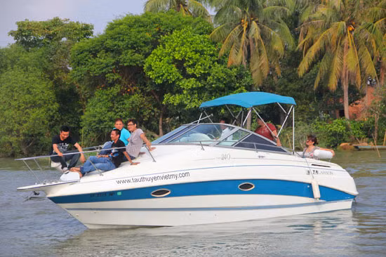 Riêng bản thân Kelvin Đặng cũng sở hữu vài chiếc du thuyền ở Mỹ và Việt Nam, và thường cùng bạn bè "du hí" trên những cung đường sông nước.