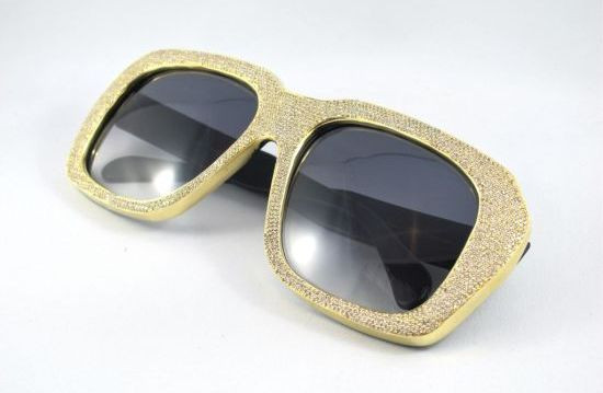 Chiếc kính của hãng Chopard được làm từ kim cương và vàng, có giá xấp xỉ 408.500 USD, hiện là chiếc kính râm đắt nhất thế giới.