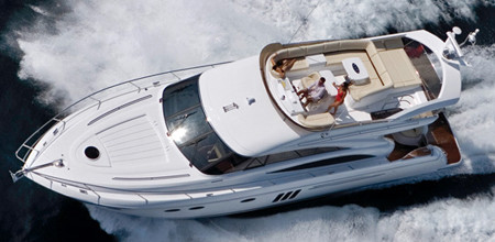 Ông Tăng Thành Trung, Giám đốc Việt Nam Yacht là người sở hữu chiếc du thuyền Diamond Island - hiệu Princess 58 của Anh Quốc. Chiếc du thuyền này có máy lọc nước ngọt từ nước biển, cùng nhiều phòng ngủ, nghỉ sang trọng và hệ thống trang thiết bị kỹ thuật cao cấp có thể chịu được bão.