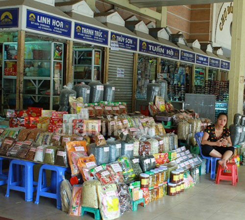 Theo các tiểu thương, hàng hóa trong chợ đều nhập từ Trung Quốc, hàng Việt cũng có nhưng số lượng rất ít, nhiều khi cũng chỉ là hàng giả, hàng nhái. Đa phần tiểu thương đều chuộng hàng Trung Quốc vì mẫu mã đa dạng, giá rẻ, lời cao, còn hàng Việt thường yếu về mẫu mã, giá lại đắt gấp cả chục lần.