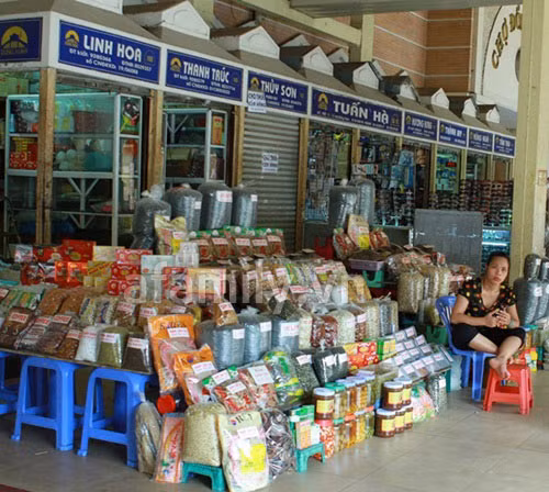 Theo các tiểu thương, hàng hóa trong chợ đều nhập từ Trung Quốc, hàng Việt cũng có nhưng số lượng rất ít, nhiều khi cũng chỉ là hàng giả, hàng nhái. Đa phần tiểu thương đều chuộng hàng Trung Quốc vì mẫu mã đa dạng, giá rẻ, lời cao, còn hàng Việt thường yếu về mẫu mã, giá lại đắt gấp cả chục lần.