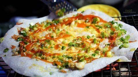 Bánh tráng nướng khi "du hành" ra miền Bắc được gọi với cái tên rất Tây "Pizza Việt". Trong các nhà hàng, món này được gọi khá nhiều vì cái tên lạ và ăn cũng rất ngon.