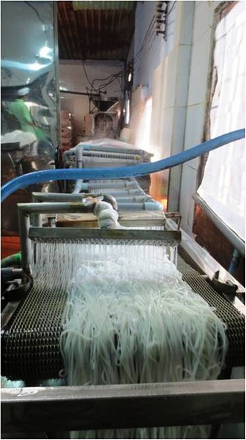 Bún được tạo hình, luộc chín và làm nguội bằng hệ thống thiết bị liên hoàn...
