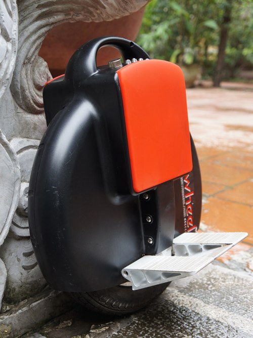 Chiếc xe đạp điện 1 bánh nhỏ nhất thế giới cũng đã có mặt tại Việt Nam. Tùy theo hãng sản xuất là Mỹ hay Trung Quốc mà xe có tên gọi là Solowheel hay Airwheel. Xe sử dụng động cơ điện làm quay bánh xe, pin Li-ion cung cấp điện năng cho động cơ và con quay hồi chuyển giúp giữ thăng bằng khi di chuyển.