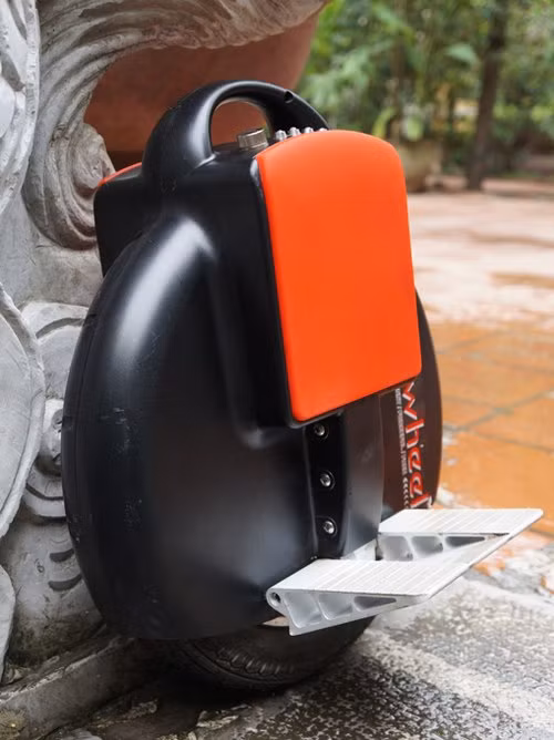 Chiếc xe đạp điện 1 bánh nhỏ nhất thế giới cũng đã có mặt tại Việt Nam. Tùy theo hãng sản xuất là Mỹ hay Trung Quốc mà xe có tên gọi là Solowheel hay Airwheel. Xe sử dụng động cơ điện làm quay bánh xe, pin Li-ion cung cấp điện năng cho động cơ và con quay hồi chuyển giúp giữ thăng bằng khi di chuyển.