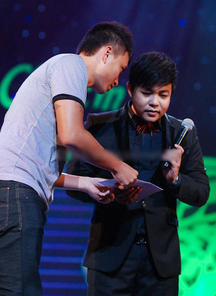 Trong một lần biểu diễn ở Hải Phòng, khi hát xong về khách sạn, chính chủ nhân khách sạn cũng tặng Quang Lê 20 triệu đồng. Nam ca sĩ cho biết, những quà tặng bằng tiền này anh vẫn nhận và để dành để ủng hộ quỹ từ thiện hoặc giúp đỡ người nghèo.