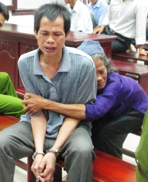 Mẹ già khóc ngất khi nghe tòa tuyên án Vân 17 năm tù.