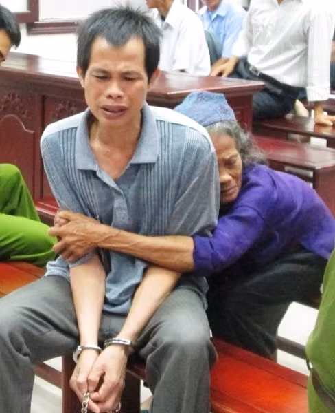 Mẹ già khóc ngất khi nghe tòa tuyên án Vân 17 năm tù.