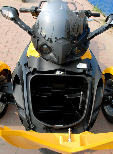 Phần mũi xe thiết kế theo kiểu khí động học với 2 đèn pha đen dữ dằn. Hệ thống treo của Can-am Spyder tương tự như ôtô. Bánh trước khá nhỏ và có đèn xi-nhan gắn trên chắn bùn.