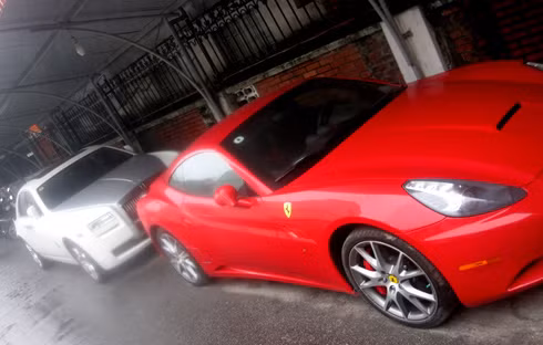 Ngoài Cường Luxury, giới thạo xe Hải Phòng cũng biết đến cái tên Đức "tơ", đại gia 8X có trong tay 3 siêu xe mà nhiều người mơ ước gồm Ferrari California, Rolls-Royce Ghost và Land Rover Range Rover Supercharged.