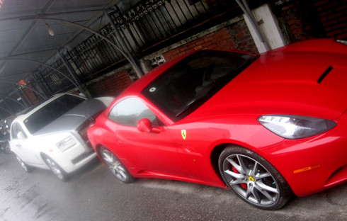 Ngoài Cường Luxury, giới thạo xe Hải Phòng cũng biết đến cái tên Đức "tơ", đại gia 8X có trong tay 3 siêu xe mà nhiều người mơ ước gồm Ferrari California, Rolls-Royce Ghost và Land Rover Range Rover Supercharged.