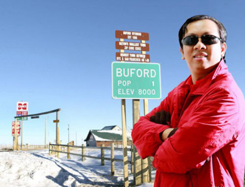 Ông Phạm Đình Nguyên tại cây xăng ở thị trấn do mình làm thị trưởng.