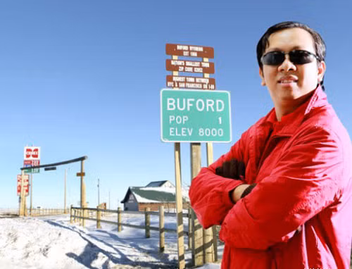 Ông Phạm Đình Nguyên tại cây xăng ở thị trấn do mình làm thị trưởng.