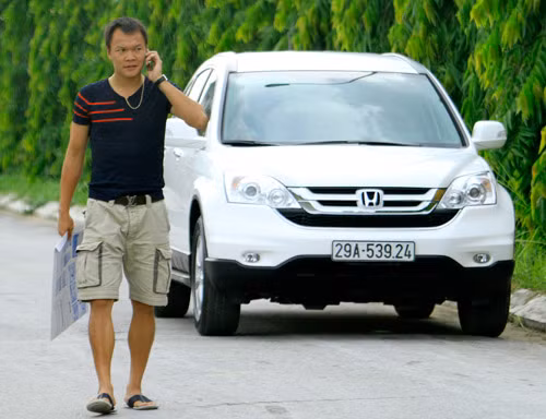 Thủ môn Dương Hồng Sơn nổi tiếng là một "tay chơi xe" có tiếng trong làng cầu thủ Việt. Ngoài Honda CR-V, thủ thành này còn từng sở hữu những chiếc xe đắt tiền khác như Audi Q7, Lexus RX350, BMW X6 và Range Rover Sport. Tuy nhiên, sau đó, Dương Hồng Sơn đã "chia tay" Audi Q7, Lexus RX350 và BMW X6 để lấy tiền đầu tư cho việc kinh doanh.