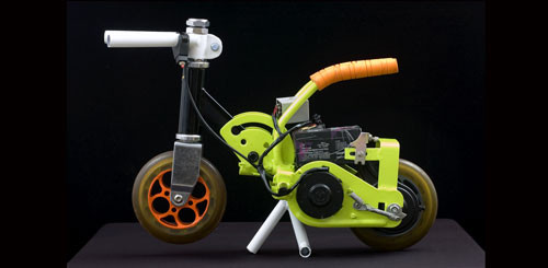 Santhosh đến từ thị trấn nhỏ của Mysore, Ấn Độ, là tác giả của xe máy điện Moosshiqk. Đây được coi là chiếc xe máy chạy điện nhỏ nhất thế giới. Các thông số kĩ thuật cho thấy, xe chỉ nặng vẻn vẹn 3,28 kg, cao 30,5 cm và dài 45,7 cm. Xe có tốc độ tối đa khoảng 15 km/h. Bộ pin điện gắn trên xe mất khoảng 2 giờ để sạc đầy và có thể giúp chiếc xe di chuyển với quãng đường 2,5 km hoặc trong khoảng thời gian từ 10 đến 15 phút.