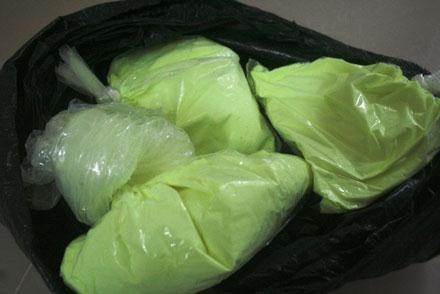 Chất này được rao bán phổ biến trên mạng dưới dạng bột đóng thùng (hoặc bao) 20kg/25 kg. Nếu sử dụng thường xuyên thực phẩm có chứa Tinopal sẽ gây hại đường tiêu hóa, niêm mạc thành ruột, thậm chí có thể dẫn đến viêm loét ruột, dạ dày. Nếu ăn thực phẩm chứa chất Tinopal lâu dài sẽ gây suy gan, suy thận, cơ thể mệt mỏi và mắc cả bệnh ung thư.