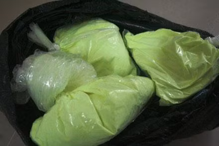 Chất này được rao bán phổ biến trên mạng dưới dạng bột đóng thùng (hoặc bao) 20kg/25 kg. Nếu sử dụng thường xuyên thực phẩm có chứa Tinopal sẽ gây hại đường tiêu hóa, niêm mạc thành ruột, thậm chí có thể dẫn đến viêm loét ruột, dạ dày. Nếu ăn thực phẩm chứa chất Tinopal lâu dài sẽ gây suy gan, suy thận, cơ thể mệt mỏi và mắc cả bệnh ung thư.