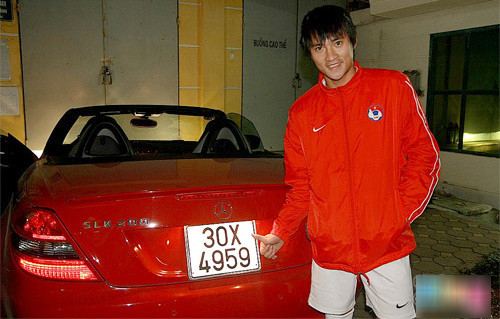Công Vinh bên chiếc mui trần thể thao hai cửa Mercedes SLK 200 có giá gần 2 tỷ đồng được anh tậu vào những ngày đầu tiền của năm 2010.