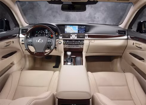 Kết hợp với hộp số tự động 8 cấp, động cơ tiêu tốn lượng nhiên liệu ở mức 14,7 lít/100 km nội thành và 9,8 lít/100 km xa lộ.