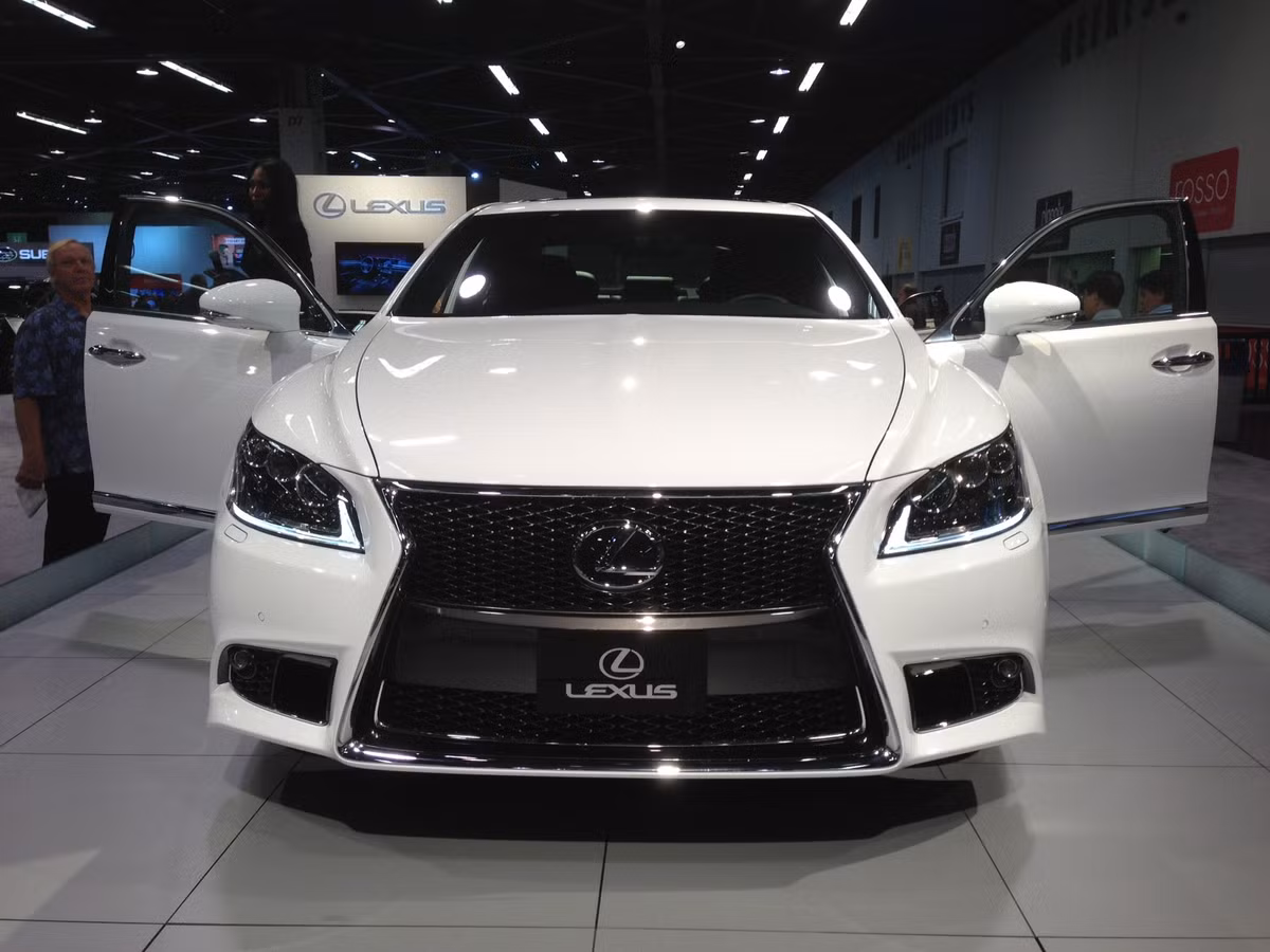 Lexus LS 460 dài 5.059 mm, rộng 1.874 mm và cao 1.475 mm. Chiều dài cơ sở của xe đạt mức 2.969 mm.