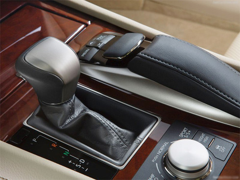 Hệ thống treo chủ động Kinetic (KDSS) của Lexus sử dụng hệ thống truyền động thủy lực để giữ cân bằng và tăng độ vững chắc cho xe.