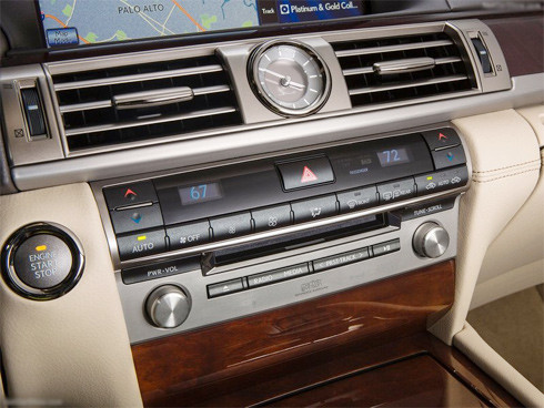 Các thiết bị công nghệ cao như camera lùi, đài HD cập nhật thông tin thời tiết và giao thông và kết nối Bluetooth là trang bị tiêu chuẩn.