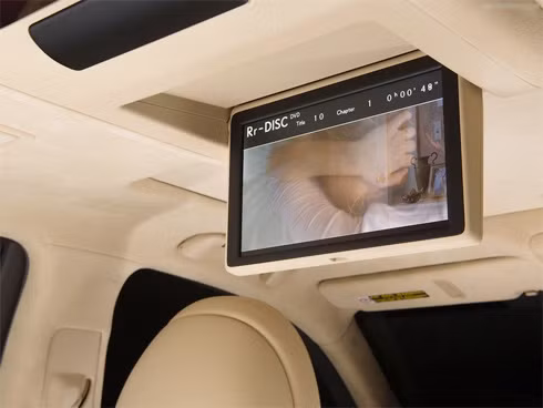 Bên trong, xe được trang bị một màn hình cảm ứng 8 và sử dụng chất liệu gỗ để tăng độ sang trọng.