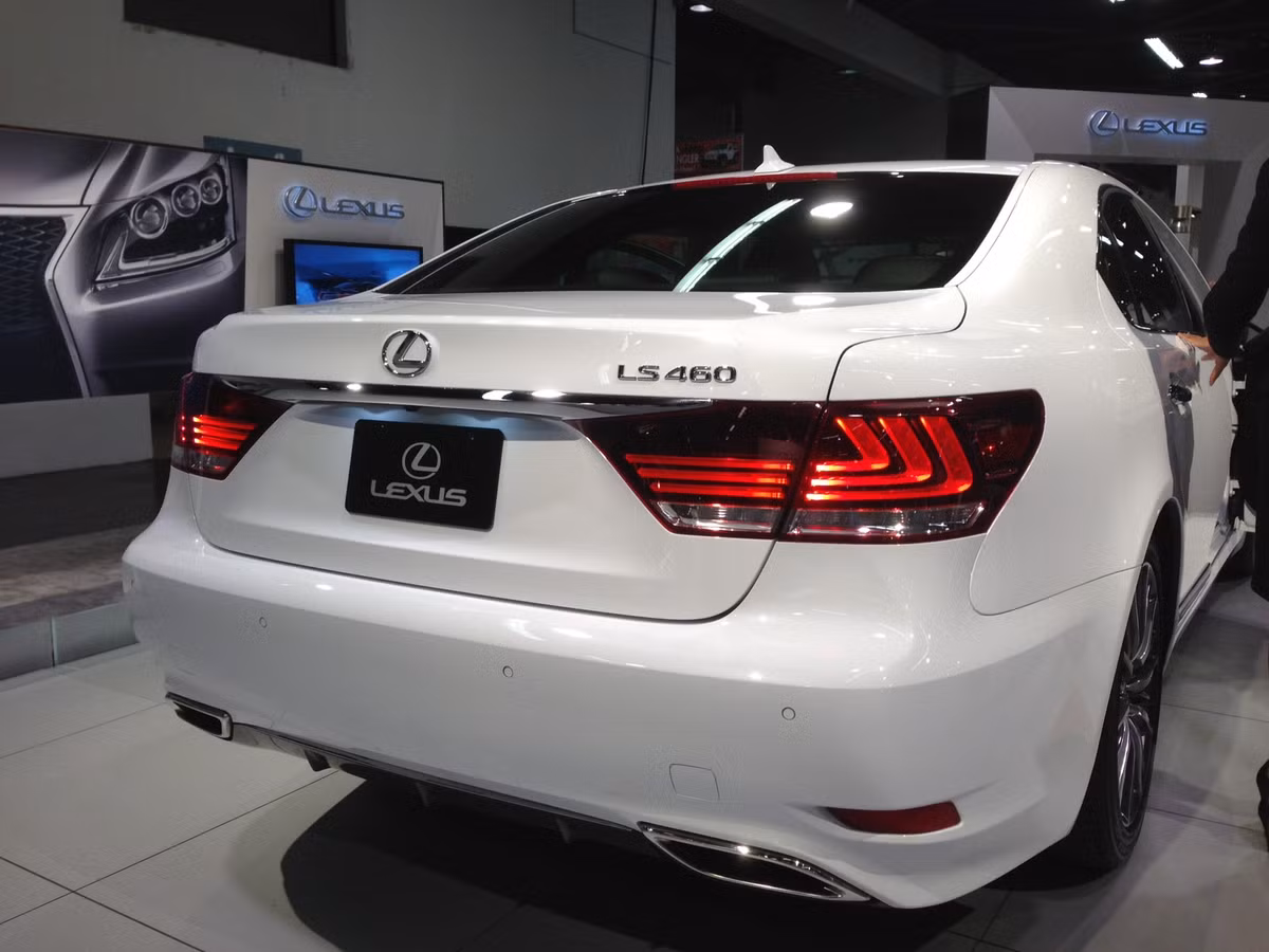 Xe sử dụng thiết kế lưới tản nhiệt kiểu "con suốt" đặc trưng của Lexus. LS 460 được trang bị cụm đèn trước LED đạt tiêu chuẩn. Nội thất xe sang trọng, tinh tế và tạo ra sự thoải mái cho người sử dụng.