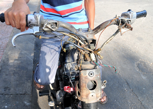 Một chiếc xe chỉ còn máy và bánh để lưu thông.