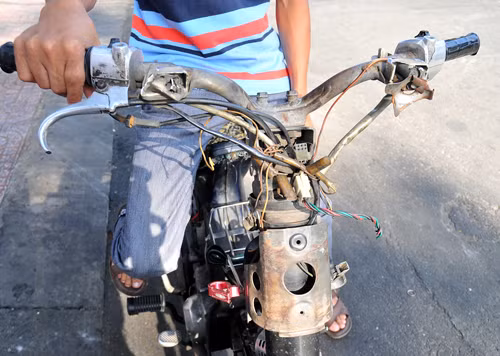 Một chiếc xe chỉ còn máy và bánh để lưu thông.