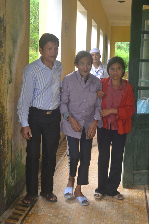 Sức khỏe dần hồi phục, ông Thanh được người thân dìu đi chập chững như một đứa trẻ