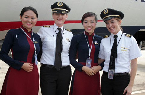 Cùng đoàn bay với Ann, Laurel Cook, 26 tuổi đến từ bang California (Mỹ) lại yêu thích và muốn trở thành phi công sau một chuyến du lịch bằng máy bay từ thời thơ ấu. Ảnh: Laurel Cook, ngoài cùng bên phải.