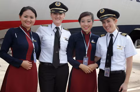 Cùng đoàn bay với Ann, Laurel Cook, 26 tuổi đến từ bang California (Mỹ) lại yêu thích và muốn trở thành phi công sau một chuyến du lịch bằng máy bay từ thời thơ ấu. Ảnh: Laurel Cook, ngoài cùng bên phải.