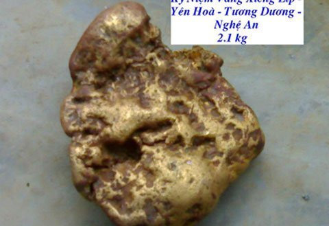 Cục vàng 2,1kg do nông dan Lô Văn Ối nhặt được