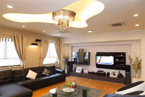 Căn hộ này do chính ông xã của Lã Thanh Huyền - giám đốc một công ty nội thất và xây dựng thiết kế. Toàn bộ các vật dụng đều được đặt mua ở nước ngoài, theo phong cách hiện đại, trẻ trung nhưng sang trọng.