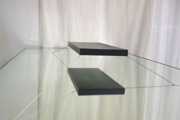 Chiếc giường lơ lửng cách mặt đất khoảng 40 cm và có thể chịu trọng lượng hơn 800kg. Ngoài ra ở 4 góc giường còn có dây cáp mỏng giúp neo giữ chiếc giường.